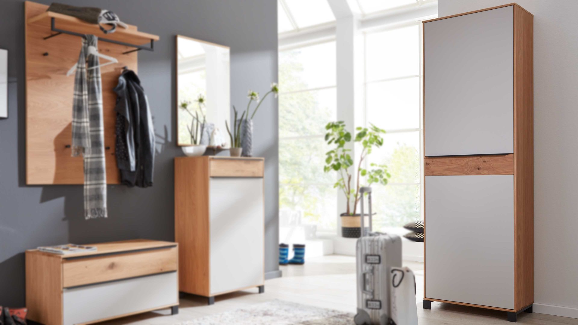 Garderobenschrank Interliving aus Holz in Holzfarben Interliving Garderoben Serie 6005 – Dielenschrank Eiche & lichtgrauer Lack – eine Tür, links