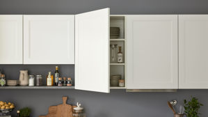 Einbauküche culineo® aus Holz in Weiß Culineo® Einbauküche C684 mit Einbaugeräten Mattweiß & schiefergraues Stripewood  - Länge ca. 460 cm