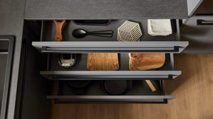 Einbauküche culineo® aus Holz in Dunkelgrau Culineo® Einbauküche C357 mit SIEMENS Einbaugeräten Schiefergrau - Stellfläche ca. 250 x 275 cm