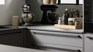 Einbauküche culineo® aus Holz in Dunkelgrau Culineo® Einbauküche C357 mit SIEMENS Einbaugeräten Schiefergrau - Stellfläche ca. 250 x 275 cm