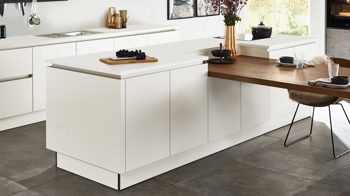 Einbauküche Nolte® küchen aus Holz in Weiß nolte® Einbauküche Soft Lack mit AEG-Einbaugeräten Magnolia, Zement anthrazit & Nussbaum Royal – dreizeilig