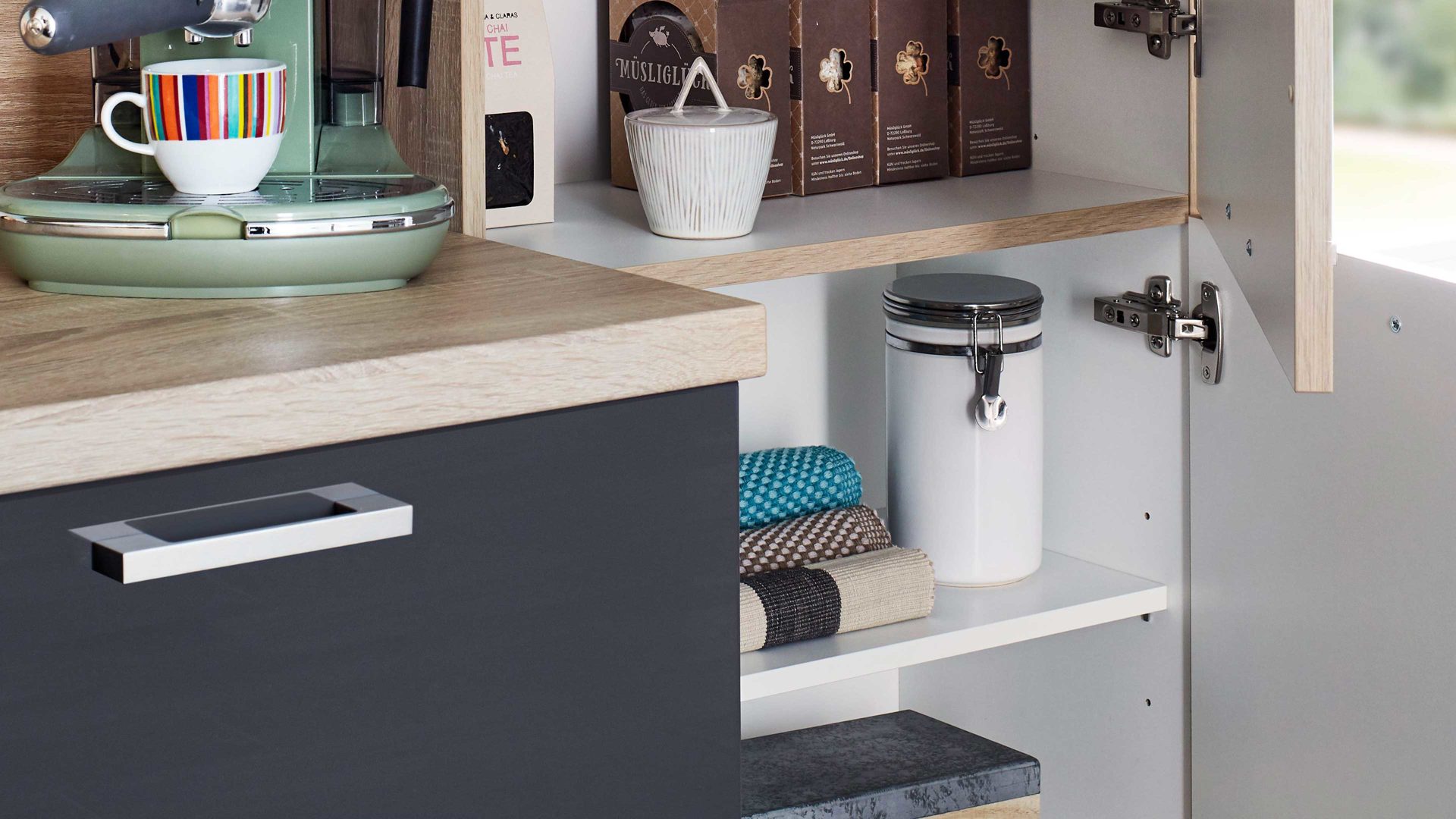 Einbauküche Nobilia® aus Holz in Dunkelgrau nobilia® Einbauküche Flash mit AEG-Einbaugeräten Schiefergrau & Eiche Montreal – Stellfläche ca. 295 x 305 cm