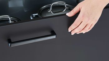 Einbauküche Nobilia® aus Holz in Schwarz nobilia® Einbauküche Easytouch mit AEG Einbaugeräten Grafitschwarz & Eiche Sierra – zweizeilig