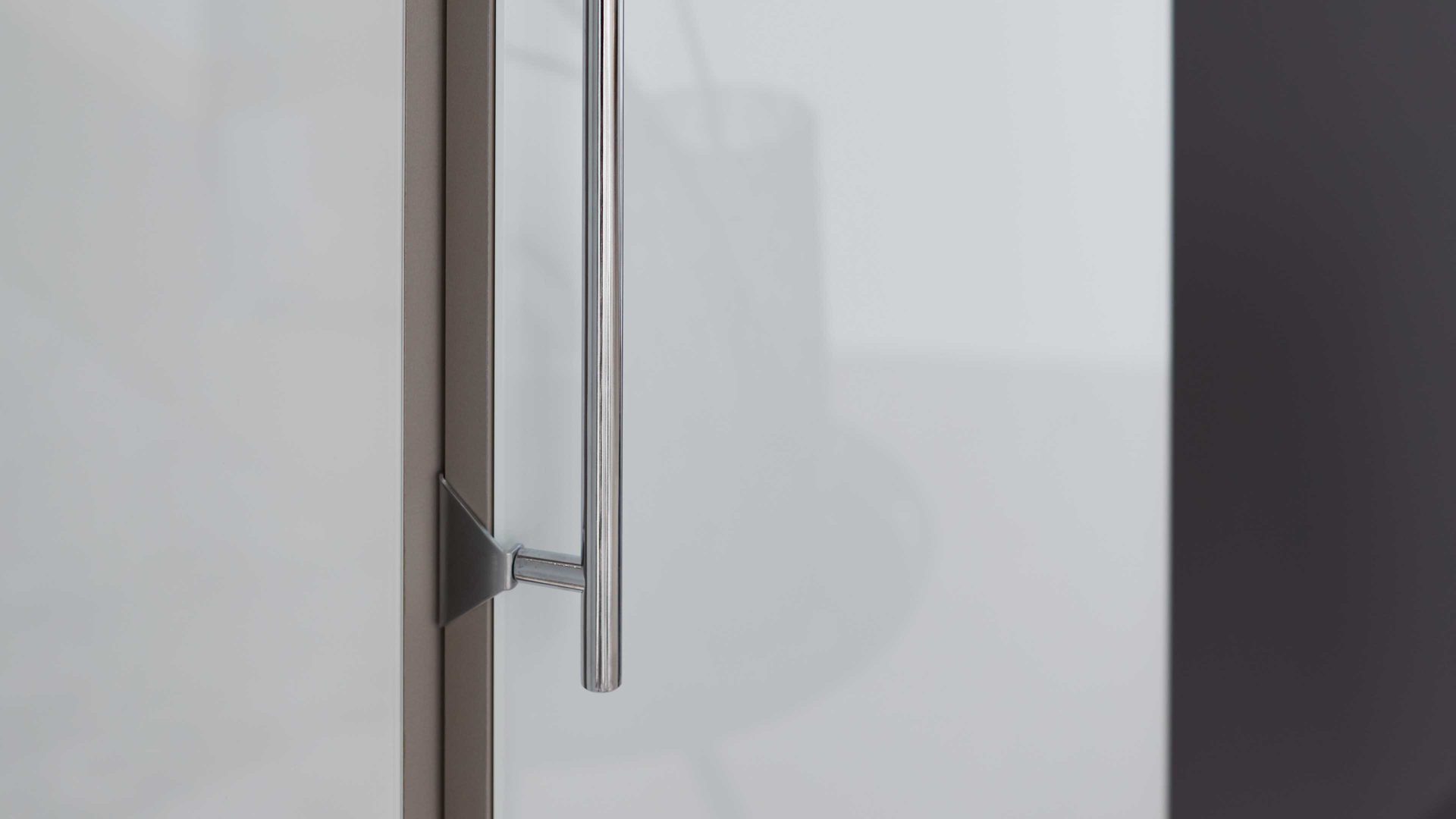 Kleiderschrank Interliving aus Spiegel in Grau Interliving Kleiderschrank Serie 1205 – Kleiderschrank 385 Kieselgrau & Spiegel – zwei Türen, zwei Schubladen, Breite ca. 100 cm