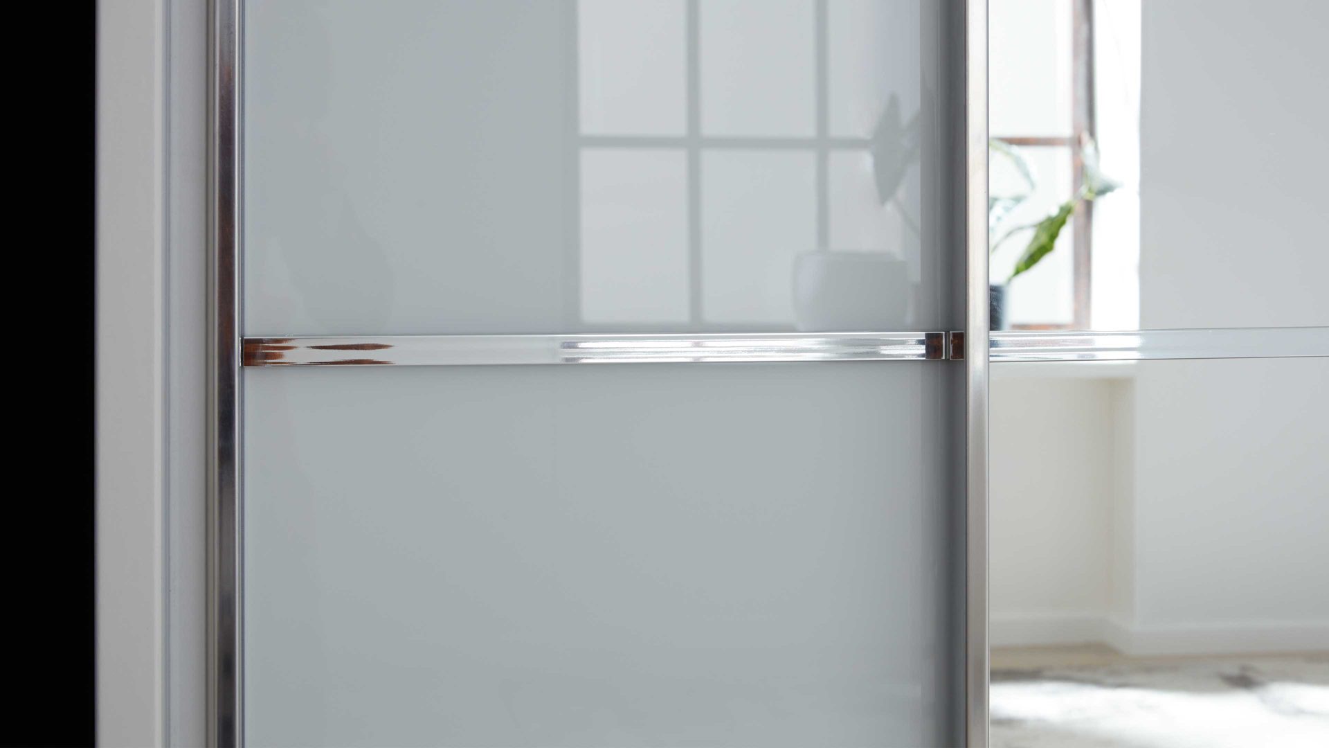 Kleiderschrank Interliving aus Holz in Weiß Interliving Kleiderschrank Serie 1205 – Schwebetürenschrank 512 Weiß & Spiegel – drei Türen, Breite ca. 300 cm