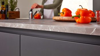 Einbauküche Interliving aus Holz in Schwarz Interliving Küche Serie 3100 mit AEG Einbaugeräten Schwarz & Quarzgrau – zweizeilig