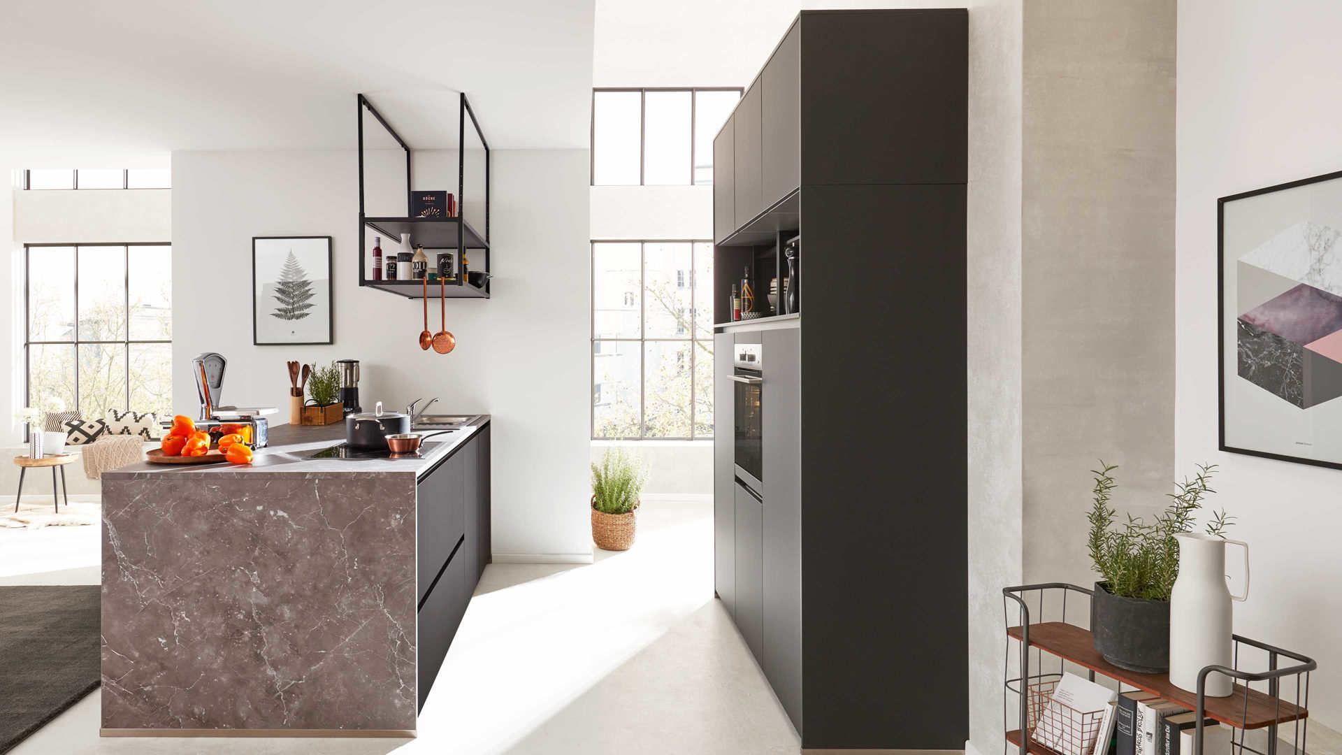 Einbauküche Interliving aus Holz in Schwarz Interliving Küche Serie 3035 mit AEG Einbaugeräten Schwarz & Quarzgrau – zweizeilig