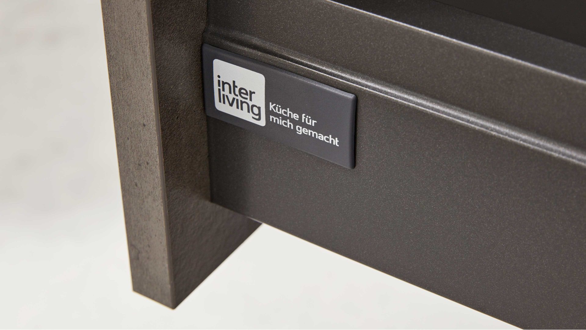 Einbauküche Interliving aus Holz in Schwarz Interliving Küche Serie 3100 mit AEG Einbaugeräten Schwarz & Quarzgrau – zweizeilig