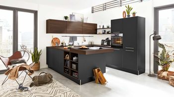 Einbauküche Interliving aus Holz in Schwarz Interliving Küche Serie 3039 mit AEG-Einbaugeräten Mattschwarz & Nussbaum Kuba – Stellfläche ca. 275 x 305 cm