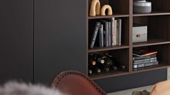 Einbauküche Interliving aus Holz in Schwarz Interliving Küche Serie 3031 mit AEG-Einbaugeräten Mattschwarz & Nussbaum Kuba – Stellfläche ca. 275 x 305 cm