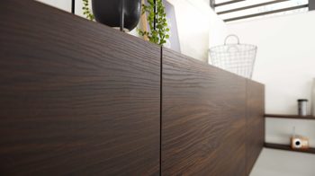 Einbauküche Interliving aus Holz in Schwarz Interliving Küche Serie 3039 mit AEG-Einbaugeräten Mattschwarz & Nussbaum Kuba – Stellfläche ca. 275 x 305 cm