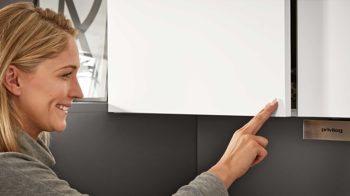 Einbauküche Interliving aus Holz in Weiß Interliving Küche Serie 3032 mit gorenje Einbaugeräten Weiß & Quarzgrau - Stellfläche ca. 395 x 245 cm