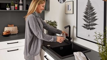 Einbauküche Interliving aus Holz in Weiß Interliving Küche Serie 3032 mit gorenje Einbaugeräten Weiß & Quarzgrau - Stellfläche ca. 395 x 245 cm