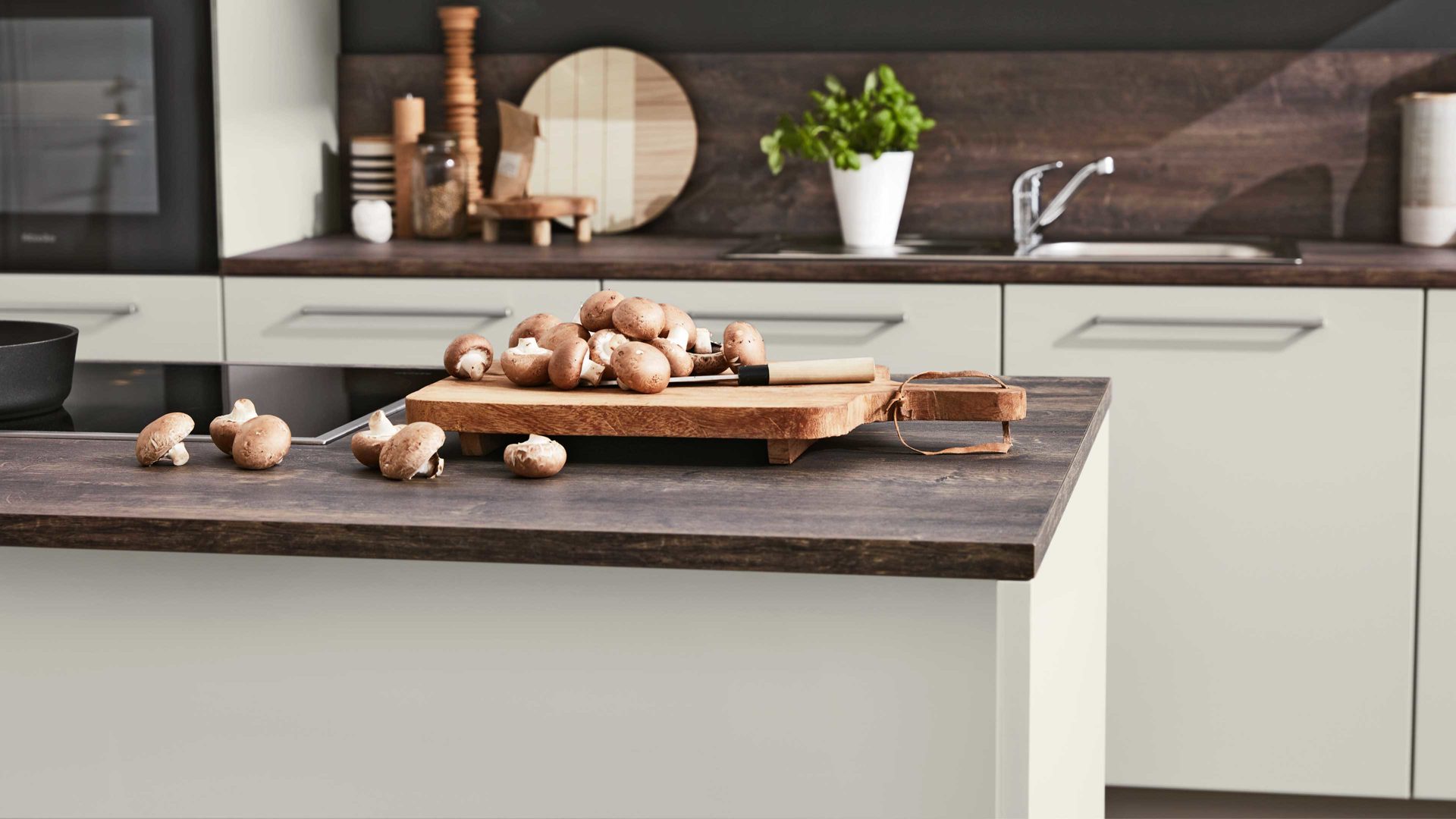 Einbauküche Interliving aus Holz in Grau Interliving Küche Serie 3028 mit Miele-Einbaugeräten Platingrau & Castell Eiche - zweizeilig