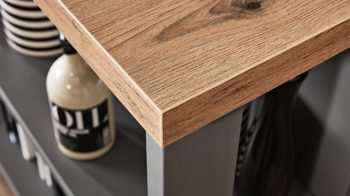 Einbauküche Interliving aus Holz in Weiß Interliving Küche Serie 3029 mit AEG-Einbaugeräten Mattweiß, Quarzgrau & Vulkaneiche - zweizeilig
