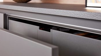 Einbauküche Interliving aus Holz in Grau Interliving Küche Serie 3098 mit SIEMENS Einbaugeräten Quarzgrau & Steineiche - dreizeilig