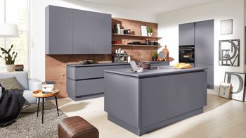 Einbauküche Interliving aus Holz in Grau Interliving Küche Serie 3098 mit SIEMENS Einbaugeräten Quarzgrau & Steineiche - dreizeilig