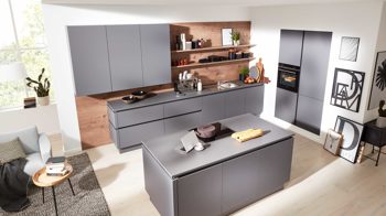 Einbauküche Interliving aus Holz in Grau Interliving Küche Serie 3030 mit SIEMENS Einbaugeräten Quarzgrau & Steineiche - dreizeilig