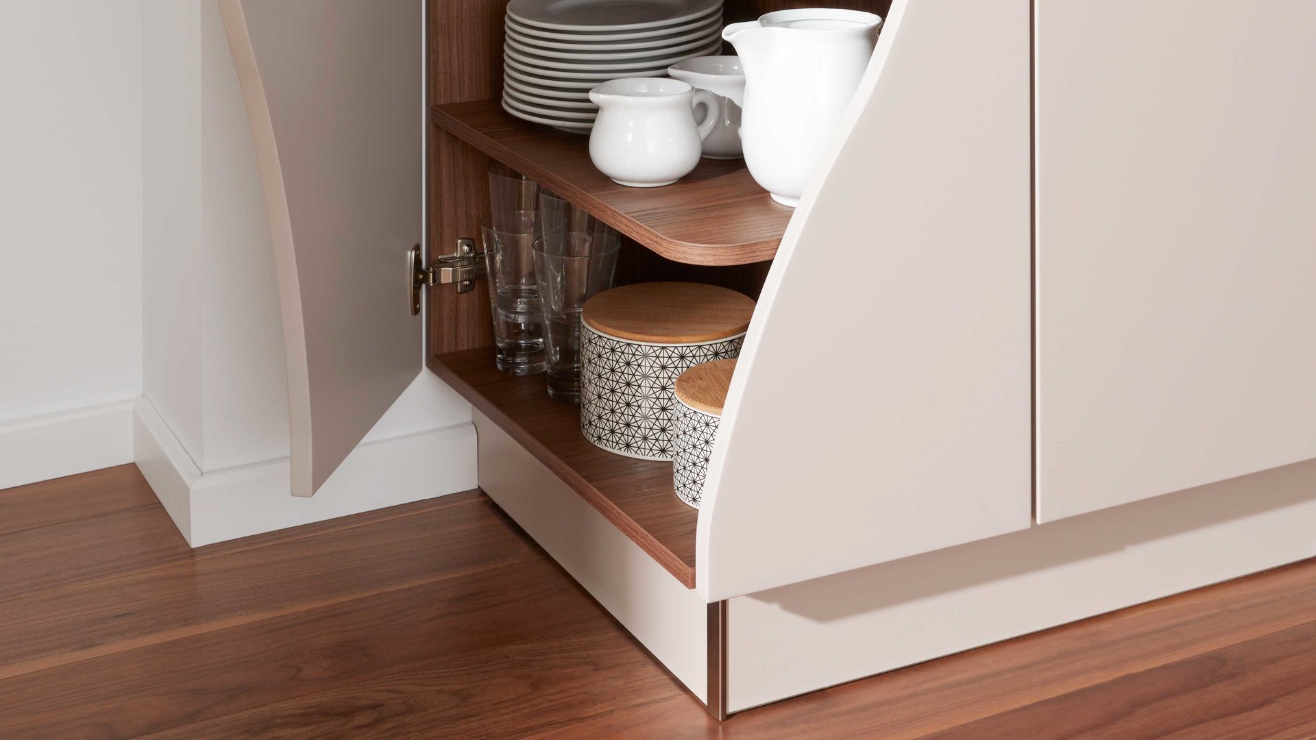 Einbauküche Interliving aus Holz in Beige Interliving Küche Serie 3005 mit privileg Einbaugeräten Sahara & Nussbaum – Stellfläche ca. 242 x 335 cm