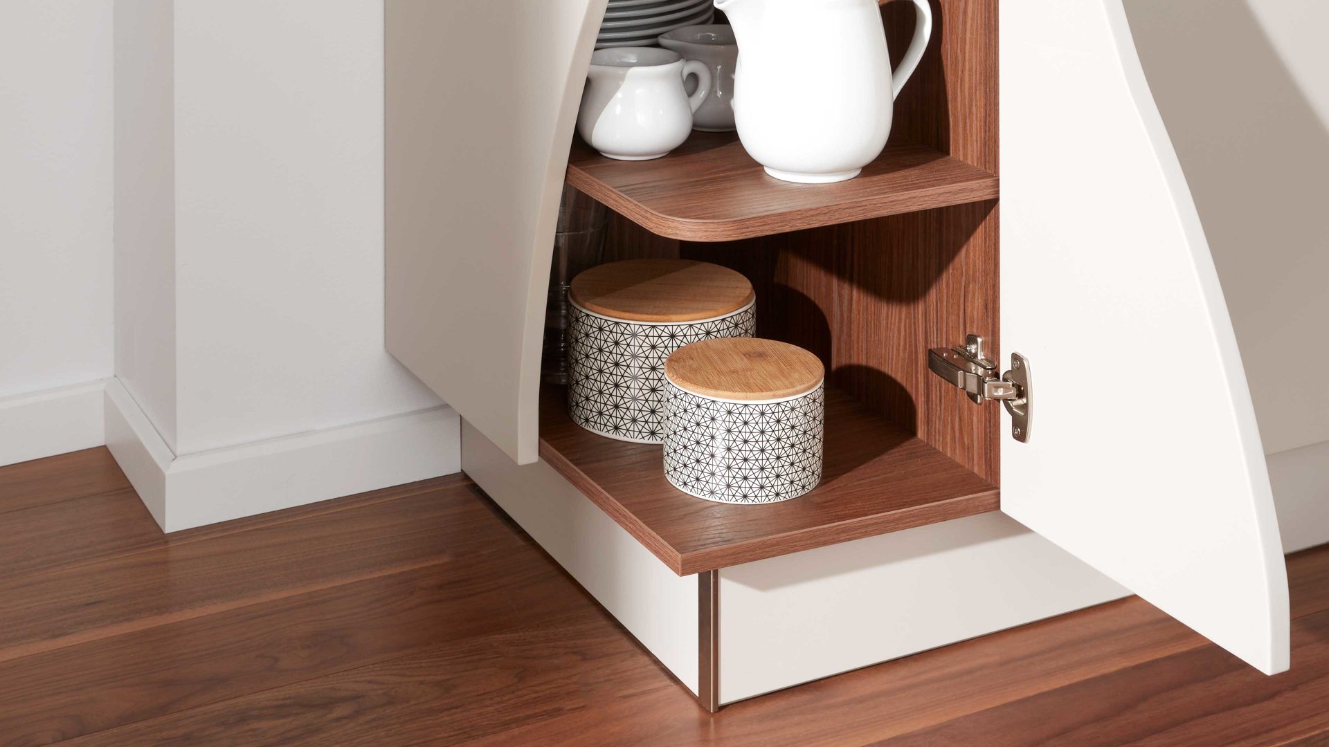 Einbauküche Interliving aus Holz in Beige Interliving Küche Serie 3005 mit privileg Einbaugeräten Sahara & Nussbaum – Stellfläche ca. 242 x 335 cm