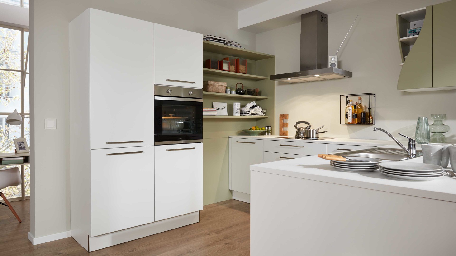 Einbauküche Interliving aus Holz in Weiß Interliving Küche Serie 3010 mit privileg Einbaugeräten Weiß & Avocado – vierzeilig