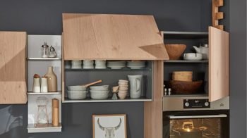 Einbauküche Interliving aus Holz in Weiß Interliving Küche Serie 3013 mit AEG Einbaugeräten Arcticweiß & Eiche Pinot – zweizeilig