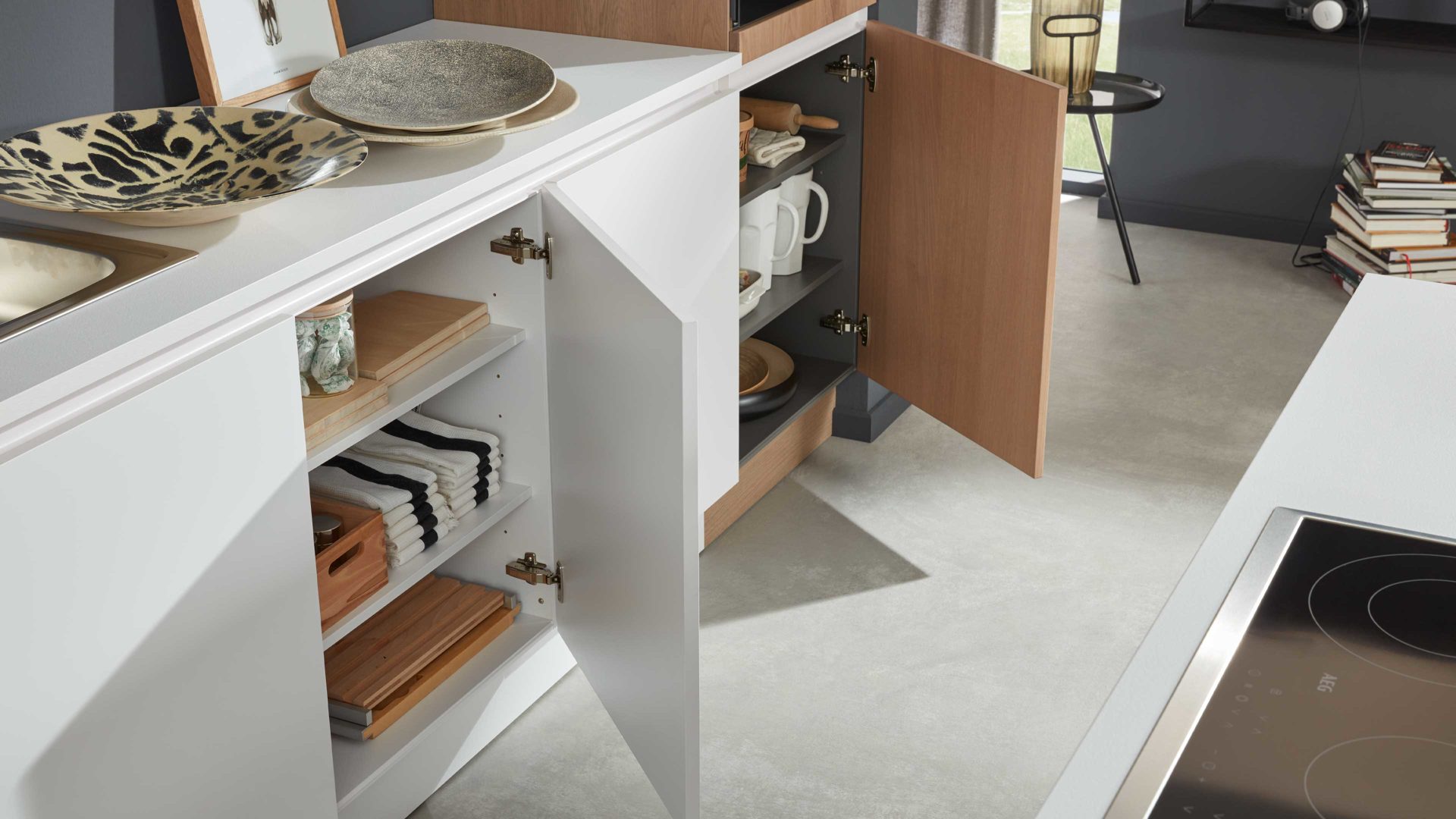 Einbauküche Interliving aus Holz in Weiß Interliving Küche Serie 3013 mit AEG Einbaugeräten Arcticweiß & Eiche Pinot – zweizeilig