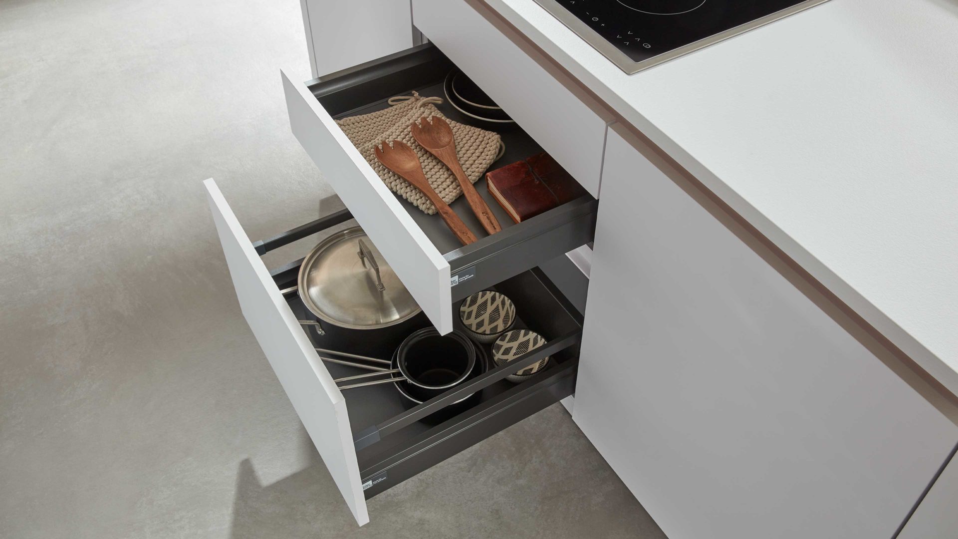 Einbauküche Interliving aus Holz in Weiß Interliving Küche Serie 3013 mit AEG Einbaugeräten Arcticweiß & Eiche Pinot – zweizeilig