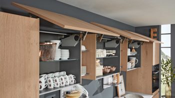 Einbauküche Interliving aus Holz in Weiß Interliving Küche Serie 3013 mit AEG Einbaugeräten Arcticweiß & Eiche Pinot – zweizeilig