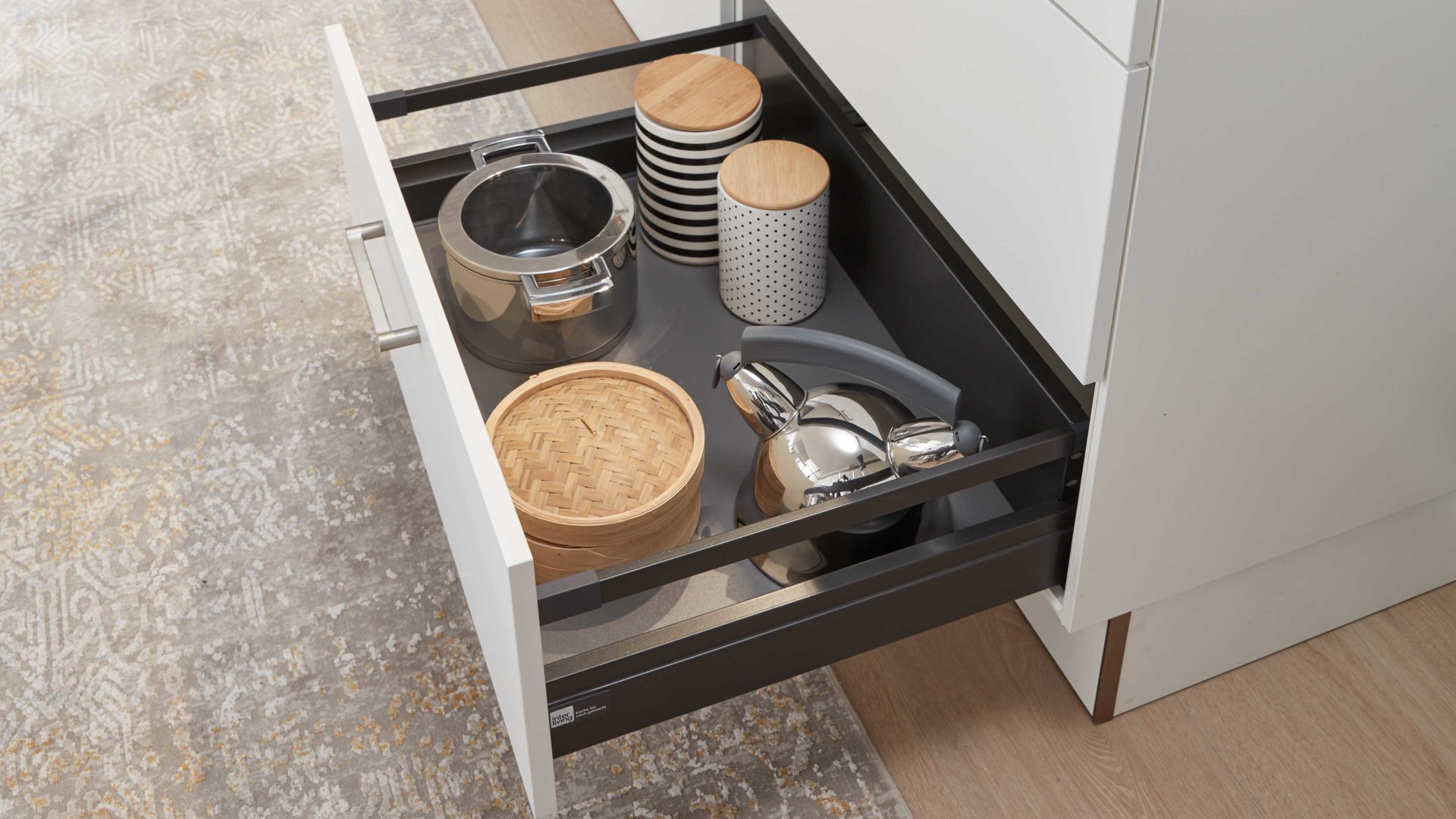 Einbauküche Interliving aus Holz in Grau Interliving Küche Serie 3019 mit AEG Einbaugeräten Weiß & Stahlgrau – zweizeilig