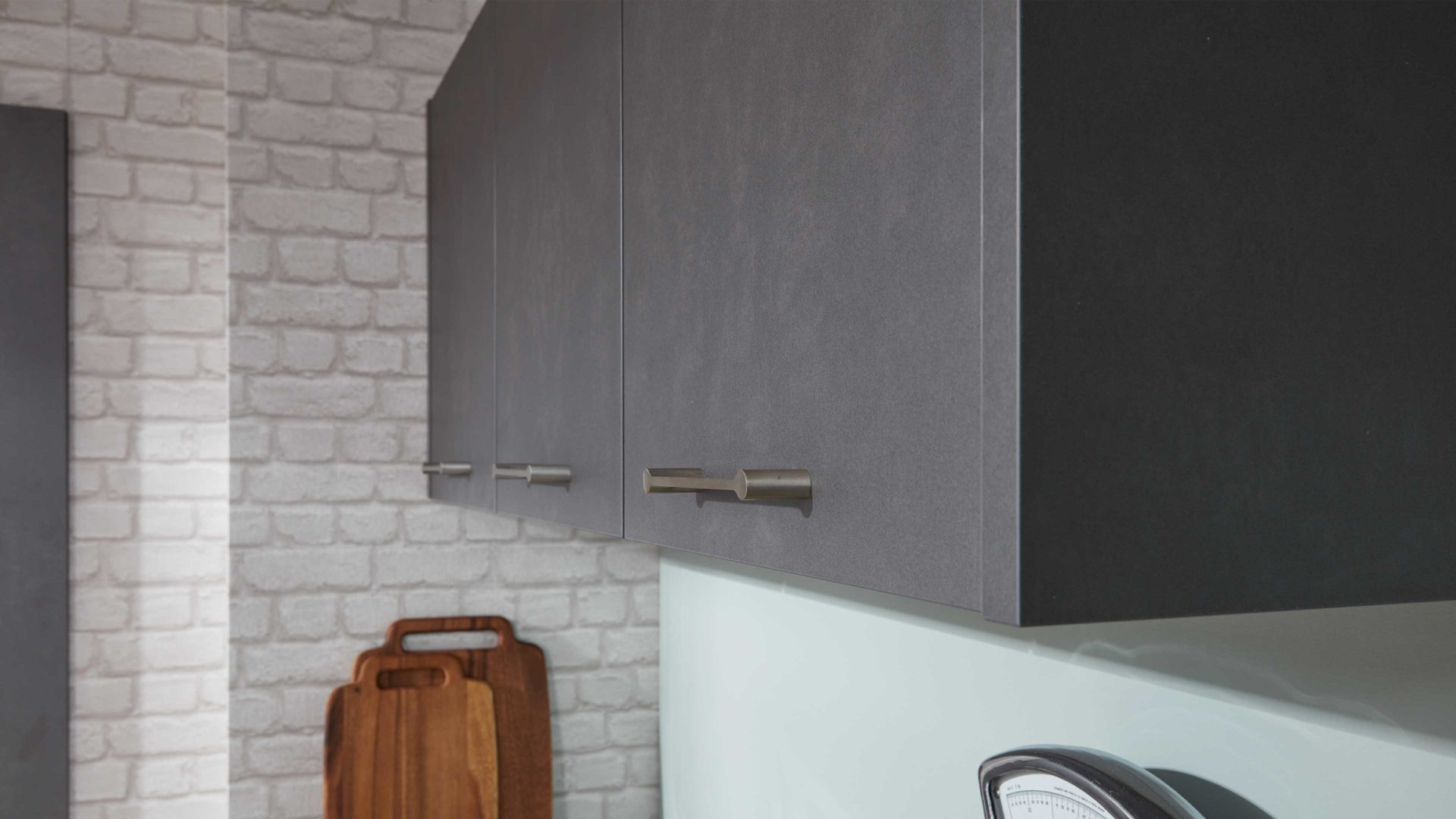 Einbauküche Interliving aus Holz in Grau Interliving Küche Serie 3019 mit AEG Einbaugeräten Weiß & Stahlgrau – zweizeilig