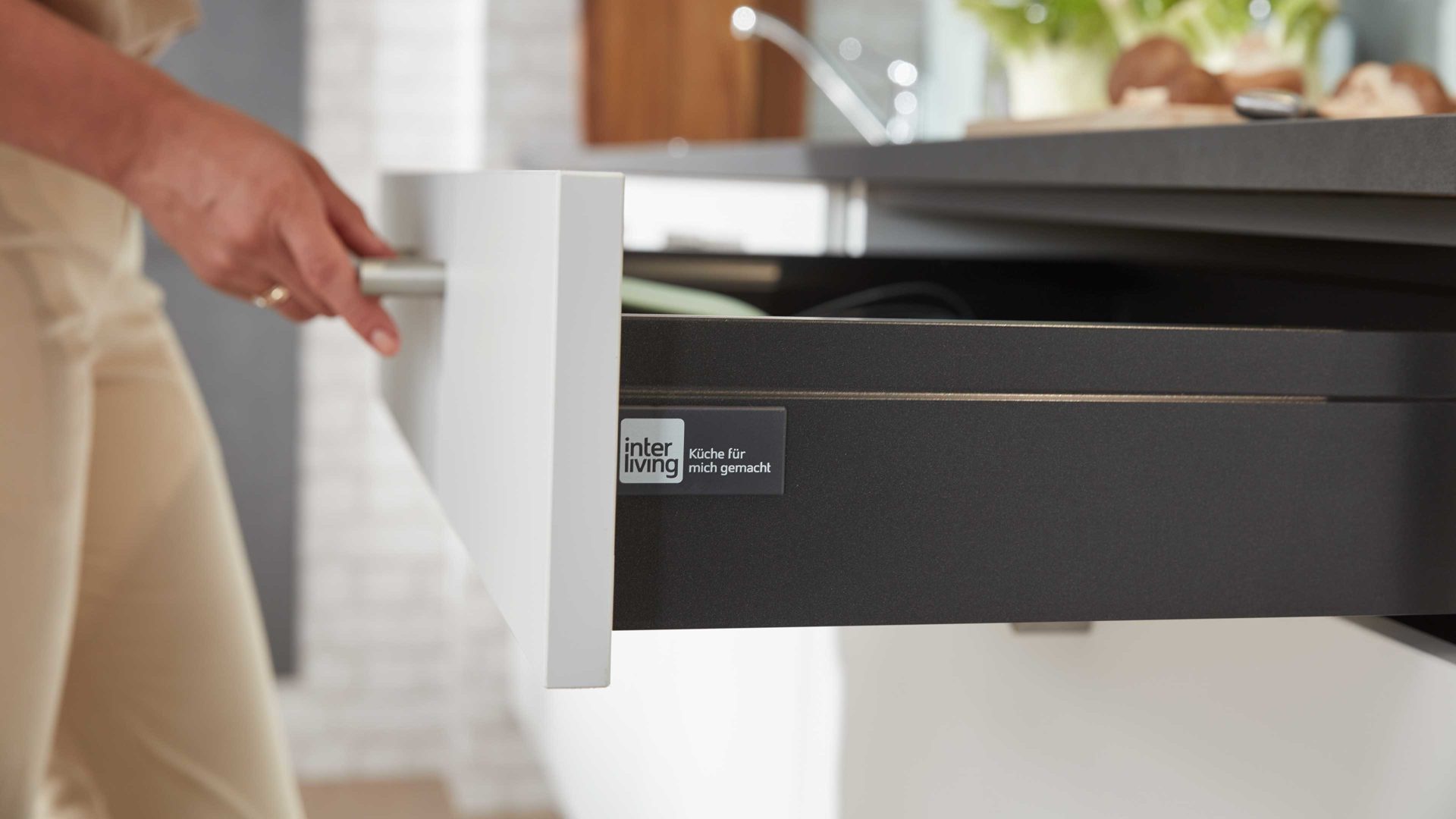 Einbauküche Interliving aus Holz in Grau Interliving Küche Serie 3019 mit AEG Einbaugeräten Weiß & Stahlgrau – zweizeilig