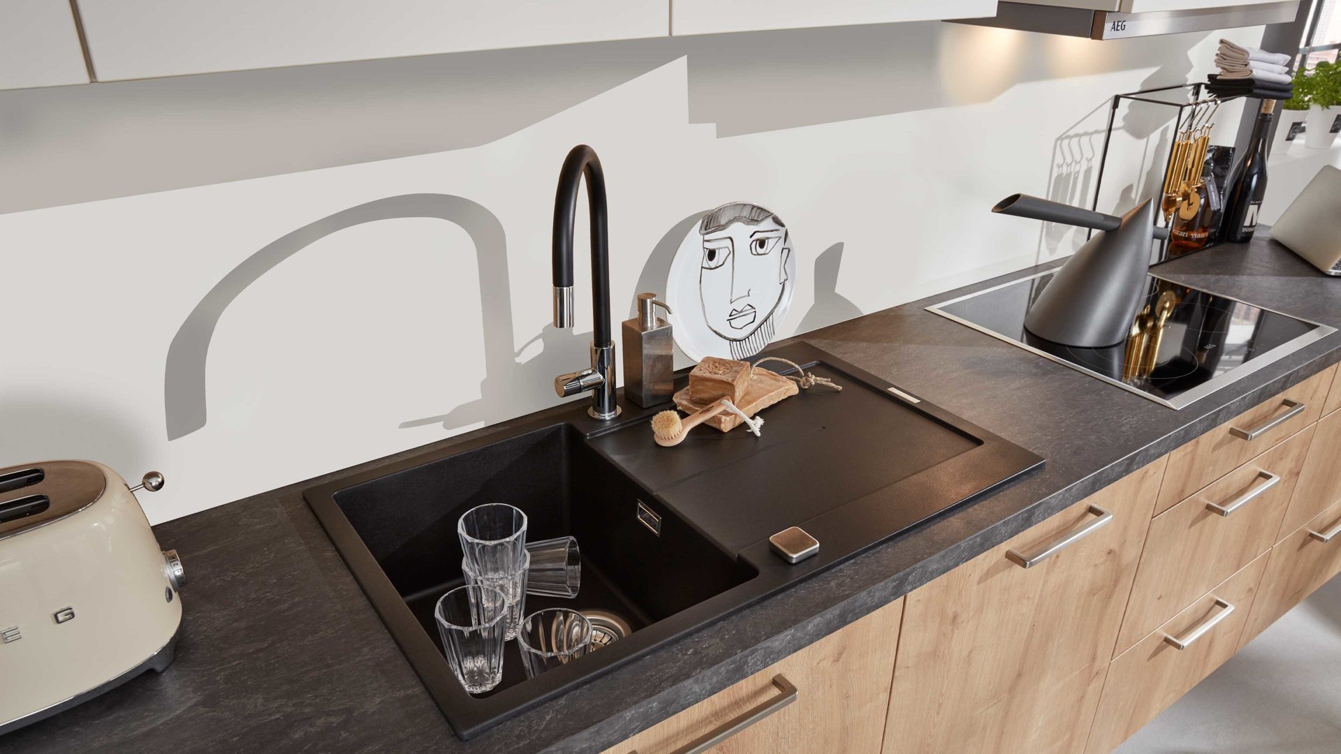 Einbauküche Interliving aus Holz in Weiß Interliving Küche Serie 3014 mit AEG Einbaugeräten Magnolie & Chaleteiche – zweizeilig