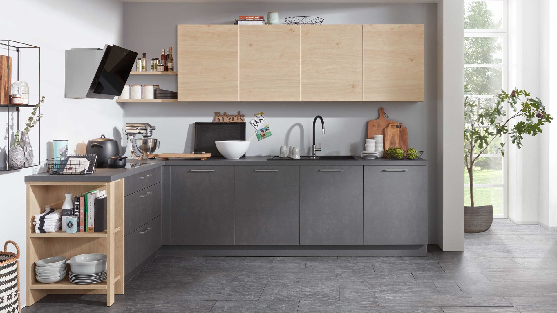 Einbauküche Interliving aus Holz in Holzfarben Interliving Küche Serie 3008 mit AEG Einbaugeräten Stahlgrau & Asteiche – zweizeilig