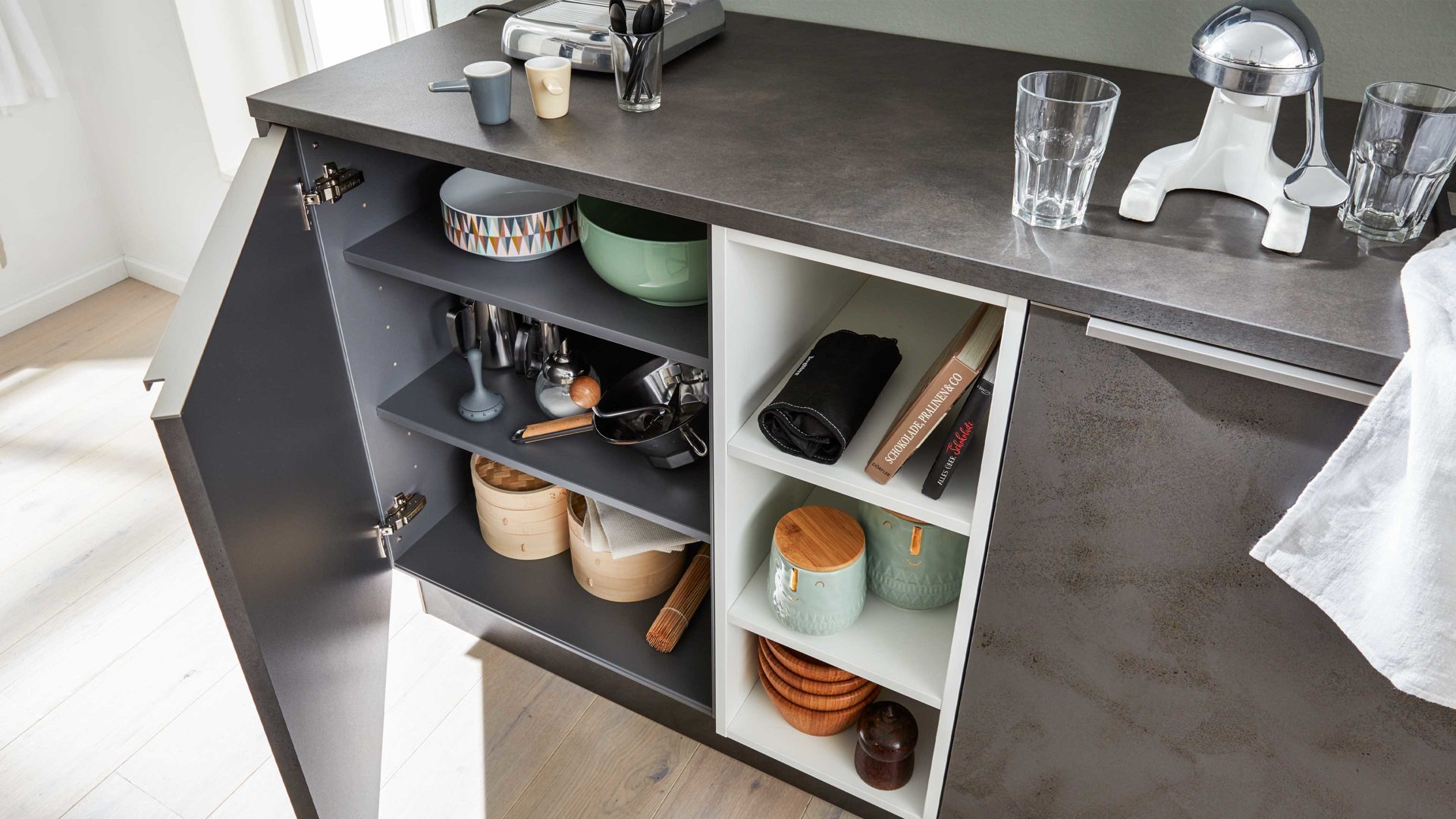 Einbauküche Interliving aus Holz in Grau Interliving Küche Serie 3011 mit SIEMENS Einbaugeräten Zement Anthrazit & Weiß – dreizeilig