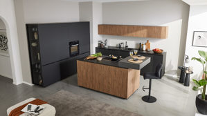 Einbauküche Interliving aus Holz in Schwarz Interliving Küche Serie 3076 mit Miele-Einbaugeräten Mattschwarz & Stripe Wood Choco - dreizeilig
