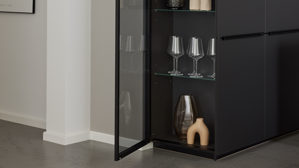 Einbauküche Interliving aus Holz in Schwarz Interliving Küche Serie 3108 mit Miele-Einbaugeräten Mattschwarz & Stripe Wood Choco - dreizeilig