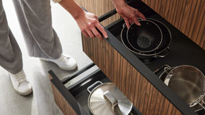 Einbauküche Interliving aus Holz in Schwarz Interliving Küche Serie 3108 mit Miele-Einbaugeräten Mattschwarz & Stripe Wood Choco - dreizeilig