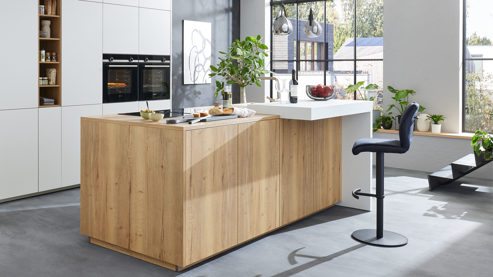 Einbauküche Interliving aus Holz in Weiß Interliving Küche Serie 3084 mit SIEMENS-Einbaugeräten Mattweiß & Eiche Ventura - zweizeilig