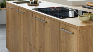 Einbauküche Interliving aus Holz in Weiß Interliving Küche Serie 3084 mit SIEMENS-Einbaugeräten Mattweiß & Eiche Ventura - zweizeilig