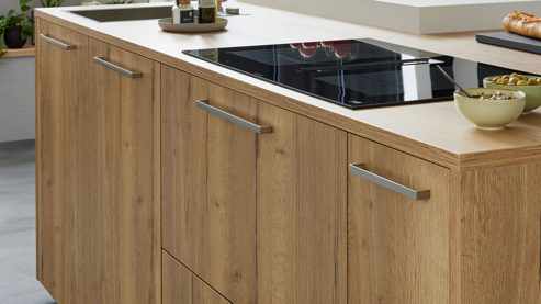 Einbauküche Interliving aus Holz in Weiß Interliving Küche Serie 3084 mit SIEMENS-Einbaugeräten Mattweiß & Eiche Ventura - zweizeilig