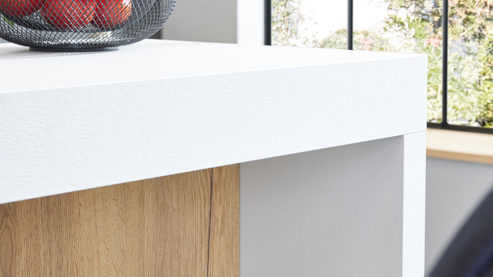 Einbauküche Interliving aus Holz in Weiß Interliving Küche Serie 3084 mit SIEMENS-Einbaugeräten Mattweiß & Eiche Ventura - zweizeilig