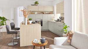 Einbauküche Interliving aus Holz in Hellgrau Interliving Küche Serie 3077 mit Constructa-Einbaugeräten Platingrau & Kiruna Birke - dreizeilig