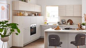 Einbauküche Interliving aus Holz in Hellgrau Interliving Küche Serie 3077 mit Constructa-Einbaugeräten Platingrau & Kiruna Birke - dreizeilig