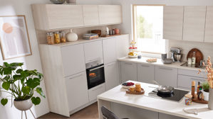 Einbauküche Interliving aus Holz in Hellgrau Interliving Küche Serie 3077 mit Constructa-Einbaugeräten Platingrau & Kiruna Birke - dreizeilig