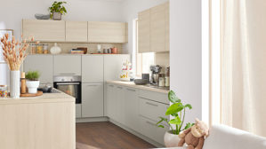 Einbauküche Interliving aus Holz in Hellgrau Interliving Küche Serie 3077 mit Constructa-Einbaugeräten Platingrau & Kiruna Birke - dreizeilig