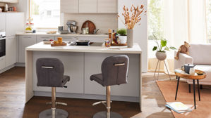 Einbauküche Interliving aus Holz in Hellgrau Interliving Küche Serie 3077 mit Constructa-Einbaugeräten Platingrau & Kiruna Birke - dreizeilig