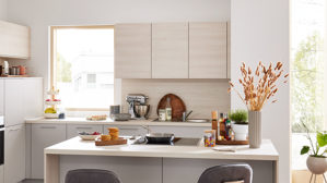 Einbauküche Interliving aus Holz in Hellgrau Interliving Küche Serie 3077 mit Constructa-Einbaugeräten Platingrau & Kiruna Birke - dreizeilig