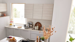 Einbauküche Interliving aus Holz in Hellgrau Interliving Küche Serie 3077 mit Constructa-Einbaugeräten Platingrau & Kiruna Birke - dreizeilig