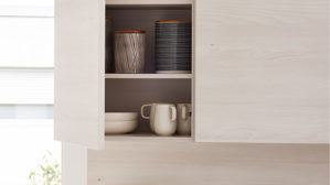 Einbauküche Interliving aus Holz in Hellgrau Interliving Küche Serie 3077 mit Constructa-Einbaugeräten Platingrau & Kiruna Birke - dreizeilig